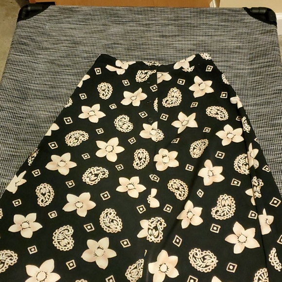 Intriguing BLACK/Cream Threads Floral Skirt 6. D - Picture 3 of 5